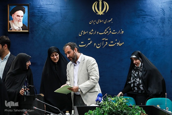 دیدار وزیر ارشاد با جمعی از بانوان پیشکسوت قرآنی