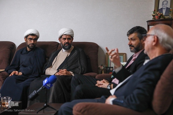 دیدار جامعه قرآنی با خانواده شهید حمید صفاری