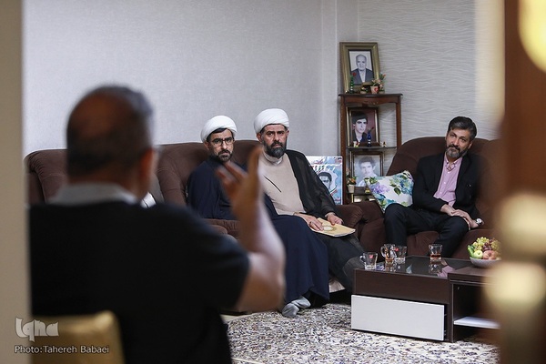 دیدار جامعه قرآنی با خانواده شهید حمید صفاری