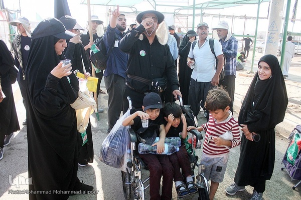 پیاده‌روی زائران اربعین در چذابه