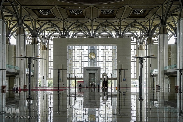 مسجد نقره‌فام مالزی؛ سازه‌ای آهنین