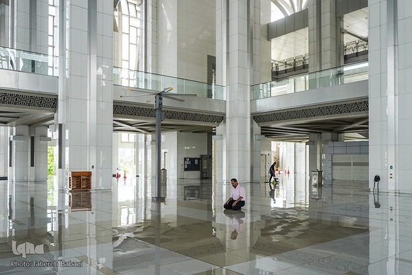 مسجد نقره‌فام مالزی؛ سازه‌ای آهنین