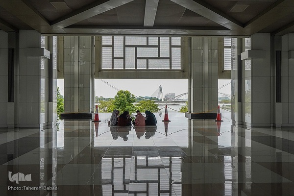 مسجد نقره‌فام مالزی؛ سازه‌ای آهنین