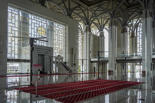 مسجد نقره‌فام مالزی؛ سازه‌ای آهنین