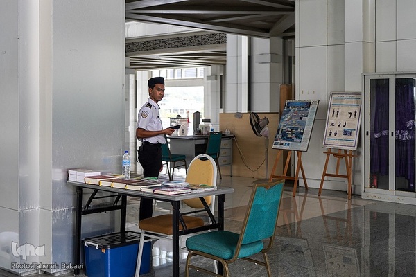 مسجد نقره‌فام مالزی؛ سازه‌ای آهنین