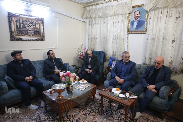 دیدار جمعی از نمایندگان جامعه قرآنی با خانواده شهید حمیدرضا اسداللهی، از شهدای مدافع حرم در حلب سوریه