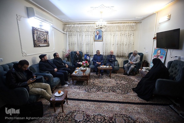 دیدار جمعی از نمایندگان جامعه قرآنی با خانواده شهید حمیدرضا اسداللهی، از شهدای مدافع حرم در حلب سوریه