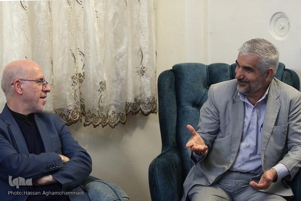 دیدار جمعی از نمایندگان جامعه قرآنی با خانواده شهید حمیدرضا اسداللهی، از شهدای مدافع حرم در حلب سوریه