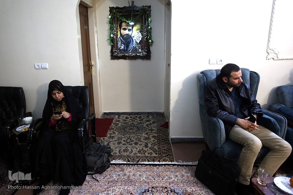 دیدار جمعی از نمایندگان جامعه قرآنی با خانواده شهید حمیدرضا اسداللهی، از شهدای مدافع حرم در حلب سوریه