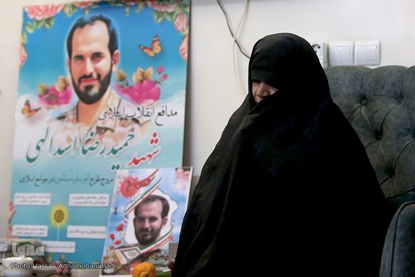 مادر شهید حمیدرضا اسداللهی، از شهدای مدافع حرم در حلب سوریه