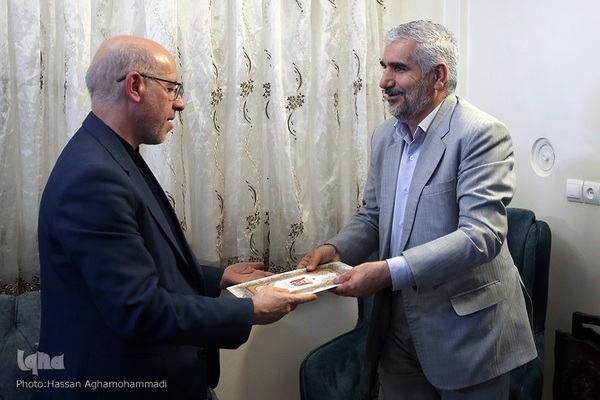 تجلیل از پدر و مادر شهید حمیدرضا اسداللهی، از شهدای مدافع حرم در حلب سوریه