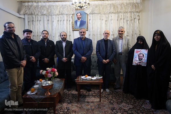 دیدار جمعی از نمایندگان جامعه قرآنی با خانواده شهید حمیدرضا اسداللهی، از شهدای مدافع حرم در حلب سوریه