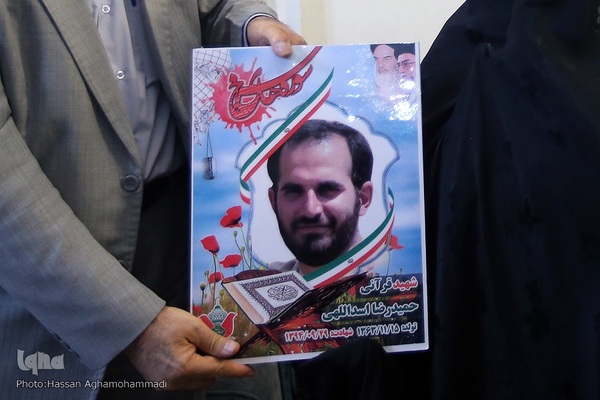 دیدار جمعی از نمایندگان جامعه قرآنی با خانواده شهید حمیدرضا اسداللهی، از شهدای مدافع حرم در حلب سوریه