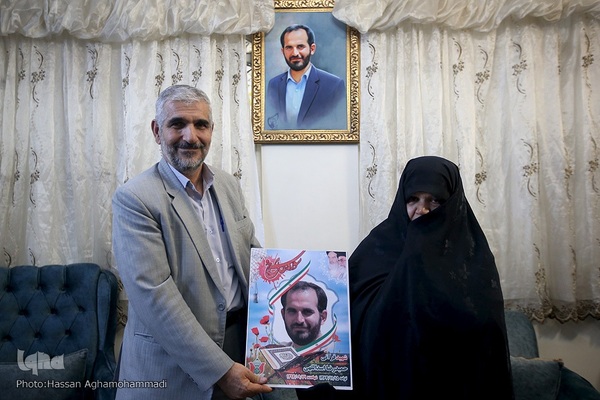 تجلیل از پدر و مادر شهید حمیدرضا اسداللهی، از شهدای مدافع حرم در حلب سوریه