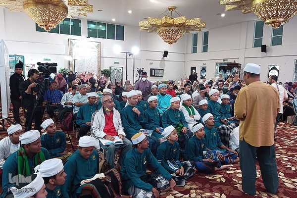 بازدید گروهی از مساجد و مدارس حومه کوالالامپور از جشنواره قرآنی رستو