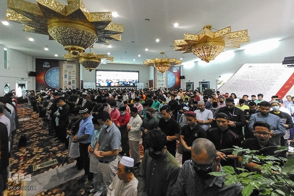 اقامه نماز جمعه در محل برگزاری جشنواره قرآنی مالزی