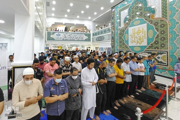 اقامه نماز جمعه در محل برگزاری جشنواره قرآنی مالزی