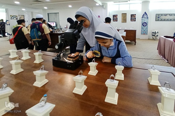 بازدید دانش‌آموزان ایرانی مقیم مالزی از جشنواره هنرهای قرآنی رستو