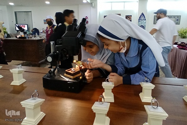 بازدید دانش‌آموزان ایرانی مقیم مالزی از جشنواره هنرهای قرآنی رستو