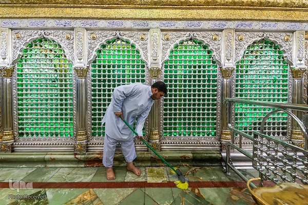 شستشوی اطراف ضریح‌مطهر علوی به مناسبت سالروز ولادت امیرالمومنین حضرت علی (ع)