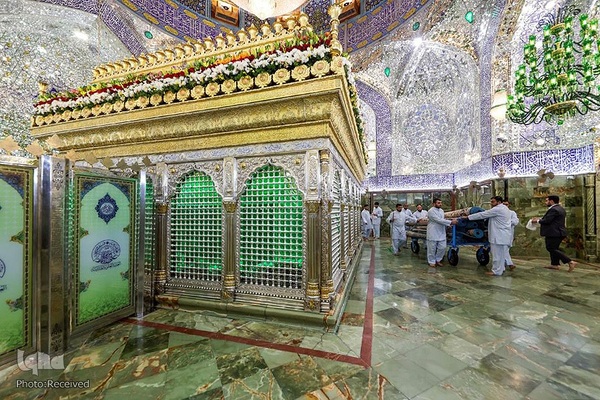 شستشوی اطراف ضریح‌مطهر علوی به مناسبت سالروز ولادت امیرالمومنین حضرت علی (ع)