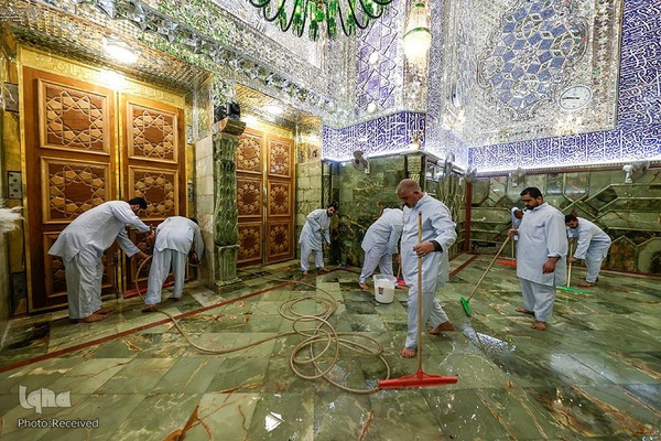 شستشوی اطراف ضریح‌مطهر علوی به مناسبت سالروز ولادت امیرالمومنین حضرت علی (ع)