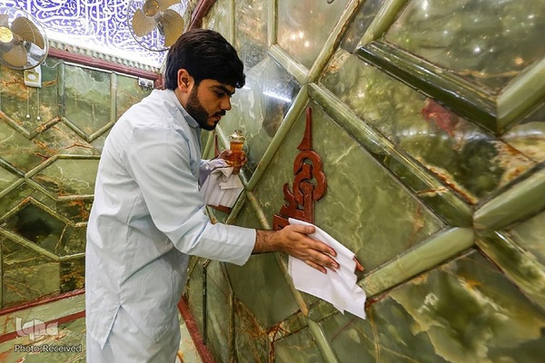 شستشوی اطراف ضریح‌مطهر علوی به مناسبت سالروز ولادت امیرالمومنین حضرت علی (ع)