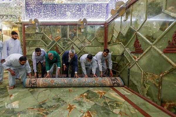 شستشوی اطراف ضریح‌مطهر علوی به مناسبت سالروز ولادت امیرالمومنین حضرت علی (ع)