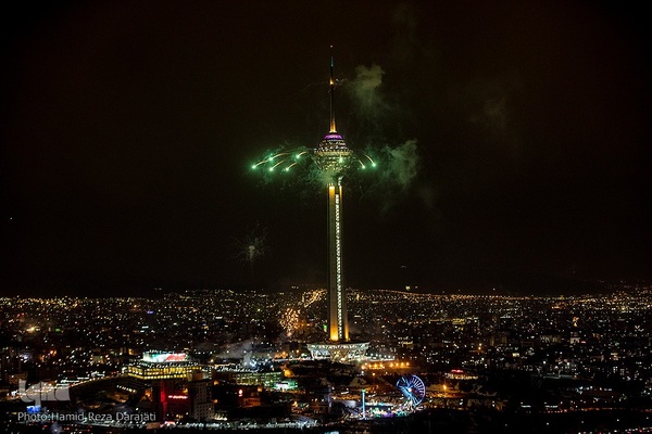 نورافشانی جشن پیروزی انقلاب اسلامی در برج میلاد