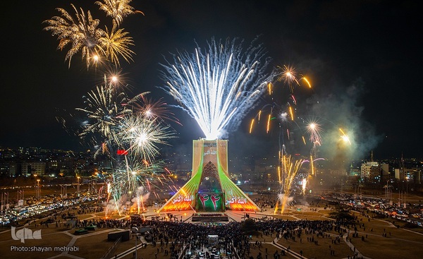 نورافشانی جشن پیروزی انقلاب اسلامی در میدان آزادی