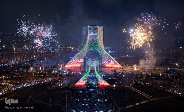 نورافشانی جشن پیروزی انقلاب اسلامی در میدان آزادی