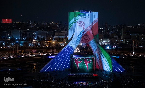 نورافشانی جشن پیروزی انقلاب اسلامی در میدان آزادی