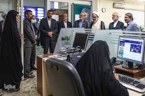 بازدید آیت‌الله محسن قمی، معاون امور بین‌الملل دفتر مقام معظم رهبری از تحریریه فارسی ایکنا