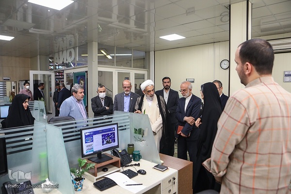 بازدید آیت‌الله محسن قمی، معاون امور بین‌الملل دفتر مقام معظم رهبری از تحریریه فارسی ایکنا