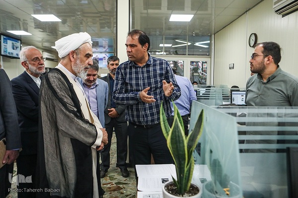 بازدید آیت‌الله محسن قمی، معاون امور بین‌الملل دفتر مقام معظم رهبری از تحریریه فارسی ایکنا