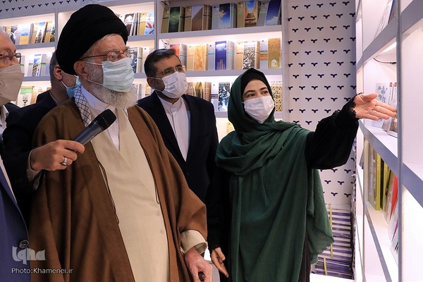 بازدید حضرت آیت الله العظمی خامنه‌ای، رهبر انقلاب از نمایشگاه بین‌المللی کتاب تهران