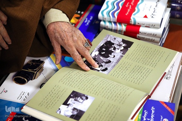 بازدید حضرت آیت الله العظمی خامنه‌ای، رهبر انقلاب از نمایشگاه بین‌المللی کتاب تهران