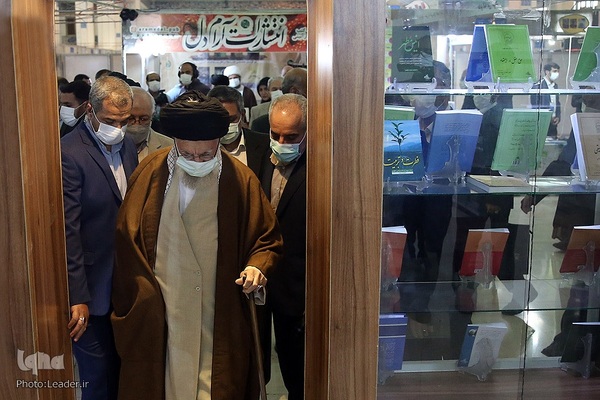 بازدید حضرت آیت الله العظمی خامنه‌ای، رهبر انقلاب از نمایشگاه بین‌المللی کتاب تهران
