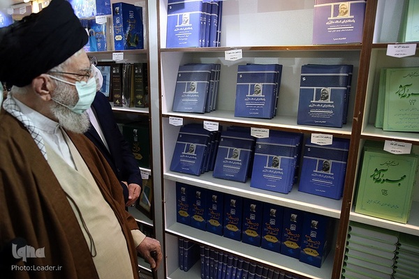 بازدید حضرت آیت الله العظمی خامنه‌ای، رهبر انقلاب از نمایشگاه بین‌المللی کتاب تهران