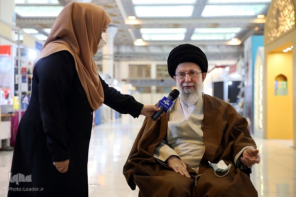 بازدید حضرت آیت الله العظمی خامنه‌ای، رهبر انقلاب از نمایشگاه بین‌المللی کتاب تهران