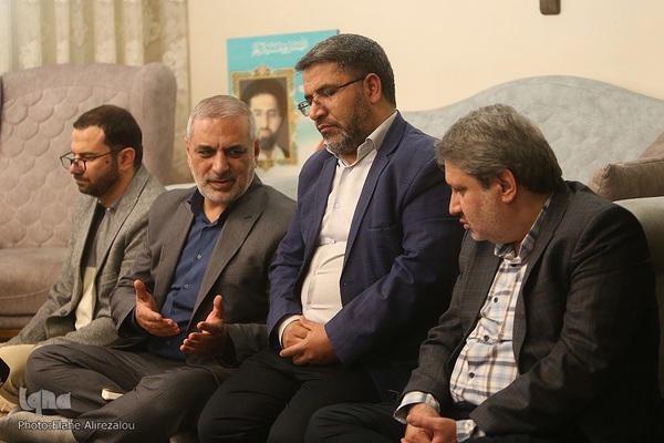 دیدار قرآنیان پیرو مکتب شهید سلیمانی و جمعی از مدیران جهاددانشگاهی با خانواده شهید تقوی