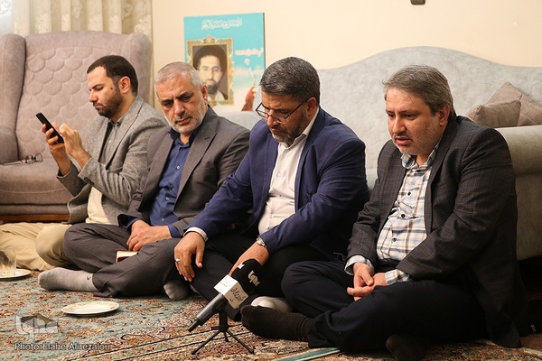 دیدار قرآنیان پیرو مکتب شهید سلیمانی و جمعی از مدیران جهاددانشگاهی با خانواده شهید تقوی