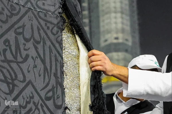 پوشش کعبه مقدس به منظور آمادگی برای موسم حج