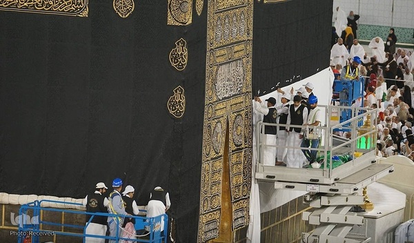 پوشش کعبه مقدس به منظور آمادگی برای موسم حج