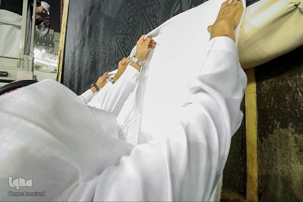 پوشش کعبه مقدس به منظور آمادگی برای موسم حج