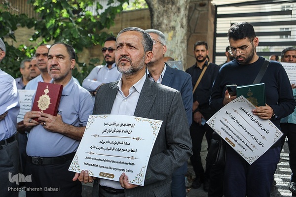 تجمع جامعه قرآنی در پی هتک حرمت به قرآن