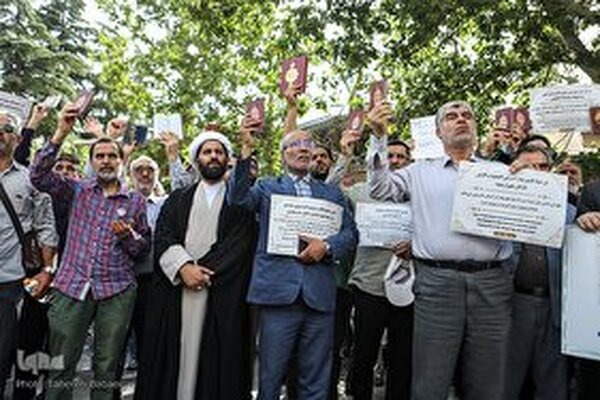 تجمع جامعه قرآنی در پی هتک حرمت به قرآن