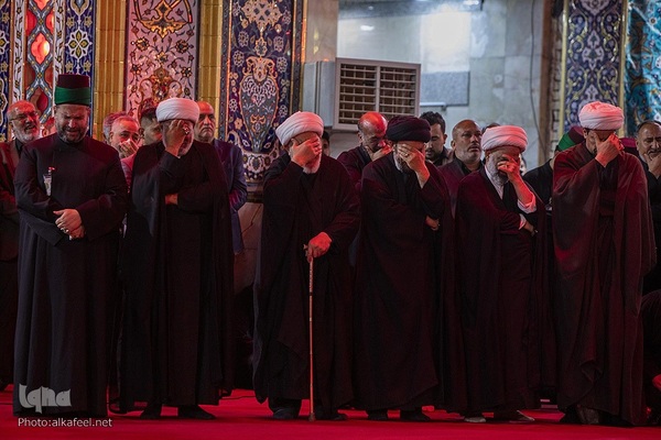 مراسم تعویض پرچم گنبد حرم حضرت اباالفضل العباس(ع) از قرمز به مشکی