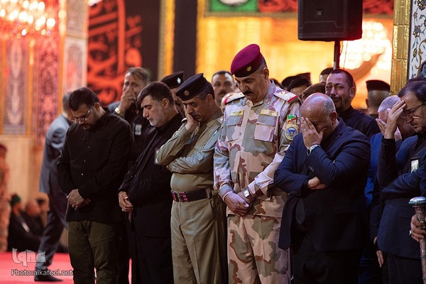 مراسم تعویض پرچم گنبد حرم حضرت اباالفضل العباس(ع) از قرمز به مشکی