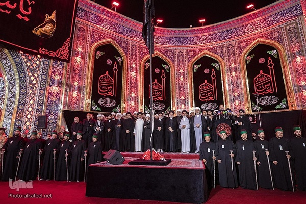 مراسم تعویض پرچم گنبد حرم حضرت اباالفضل العباس(ع) از قرمز به مشکی